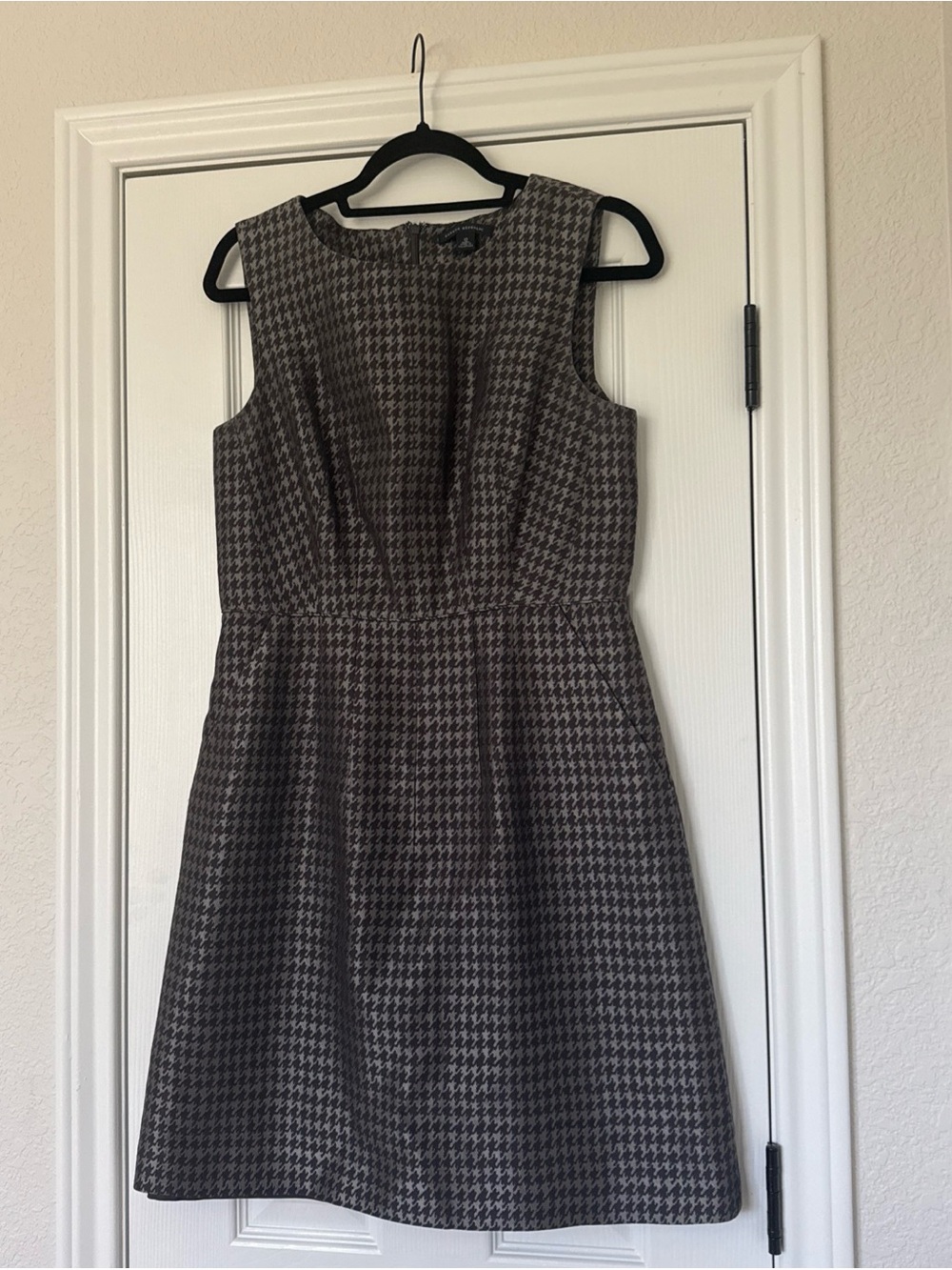 Banana Republic Black Silver Houndstooth Silk Blend Sheath Dress, Size 10